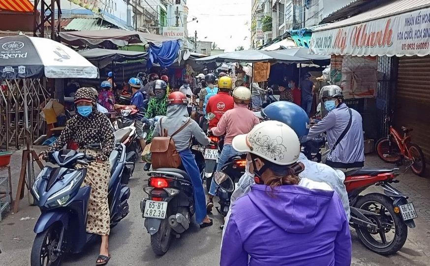Cần Thơ ngày đầu giãn cách xã hội: Nhiều chợ truyền thống ở 2 quận trung tâm vẫn hoạt động