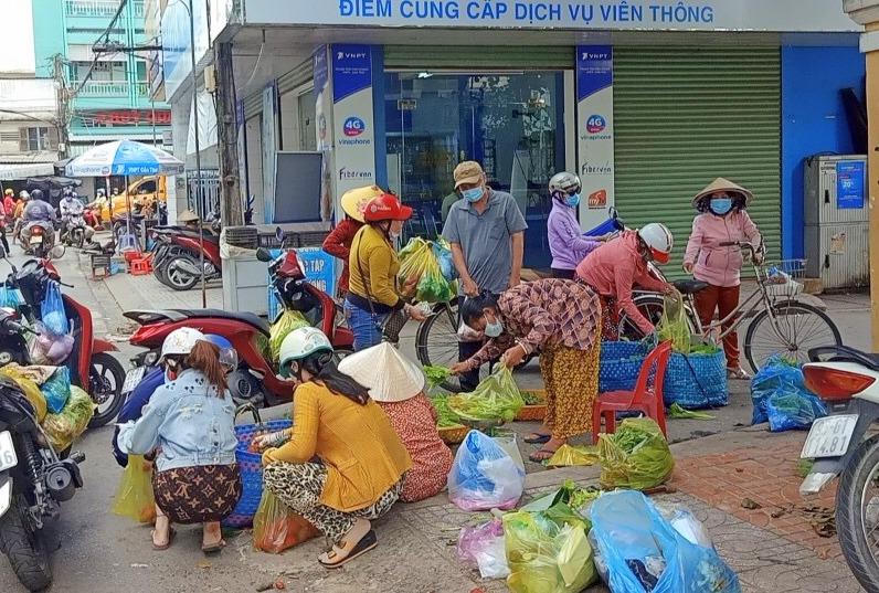 Cần Thơ ngày đầu giãn cách xã hội: Nhiều chợ truyền thống ở 2 quận trung tâm vẫn hoạt động