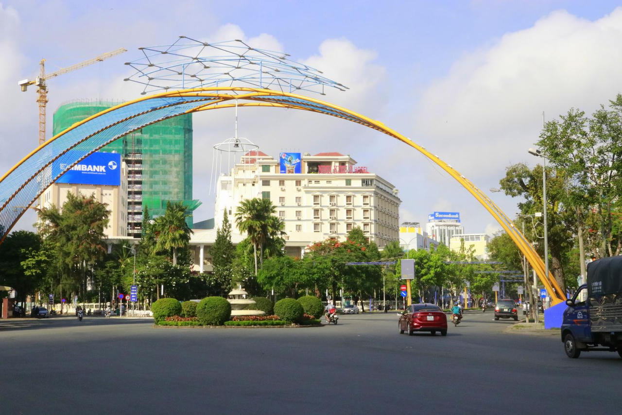 Người dân Cần Thơ được ra ngoài tập thể dục, cửa hàng ăn uống được phép bán mang đi 