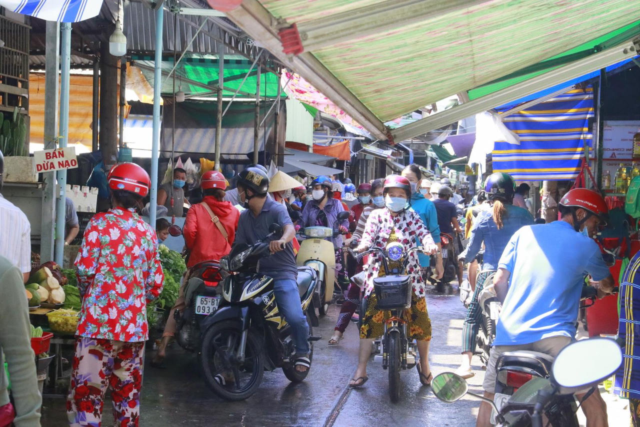 Cần Thơ ngày đầu giãn cách xã hội: Nhiều chợ truyền thống ở 2 quận trung tâm vẫn hoạt động