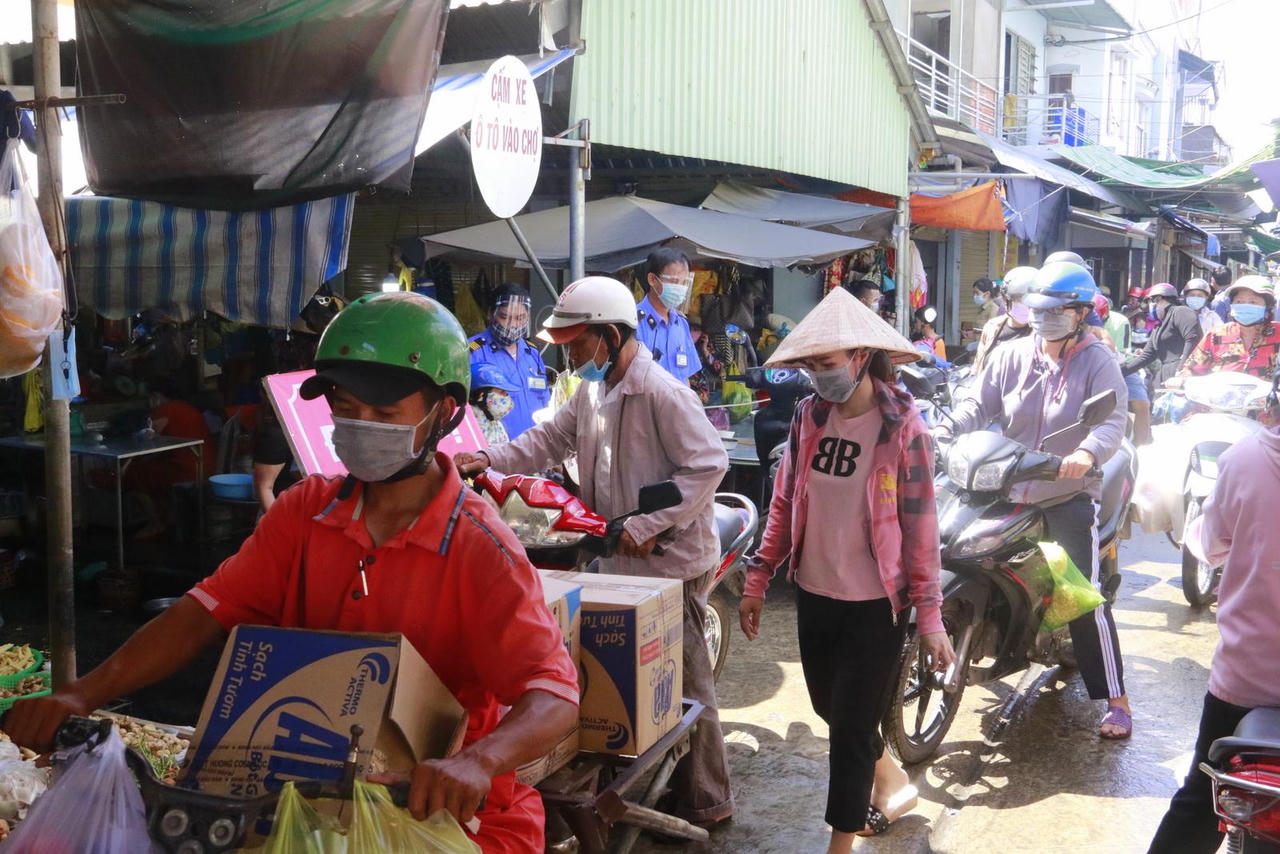 Cần Thơ ngày đầu giãn cách xã hội: Nhiều chợ truyền thống ở 2 quận trung tâm vẫn hoạt động