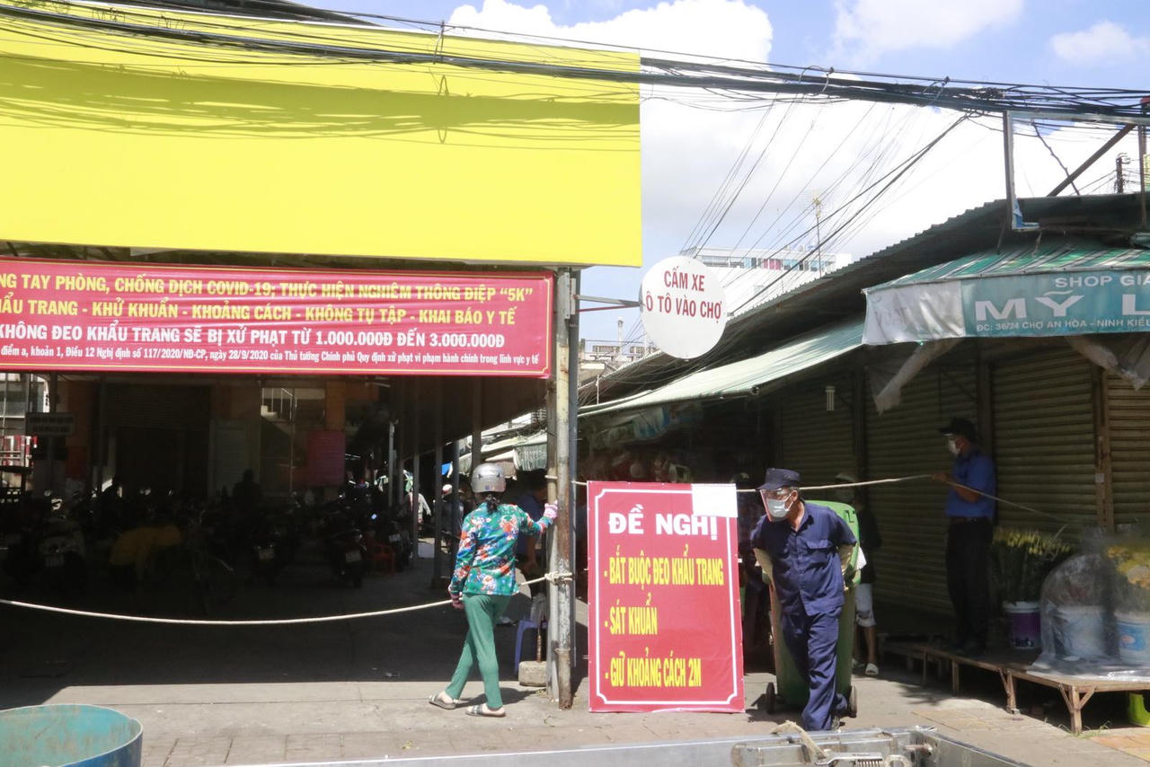 Cần Thơ ngày đầu giãn cách xã hội: Nhiều chợ truyền thống ở 2 quận trung tâm vẫn hoạt động
