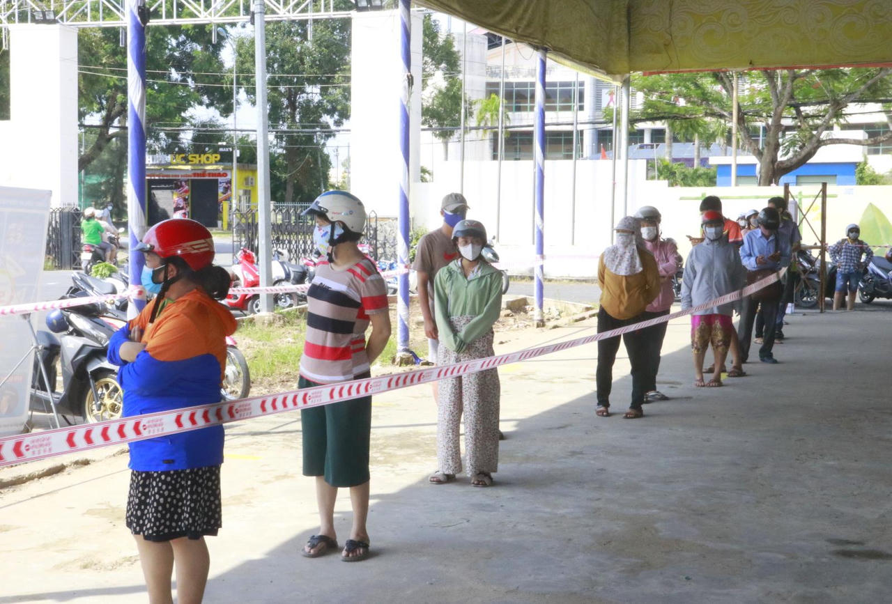 Người dân Cần Thơ yên tâm với điểm bán hàng thiết yếu giá bình ổn 