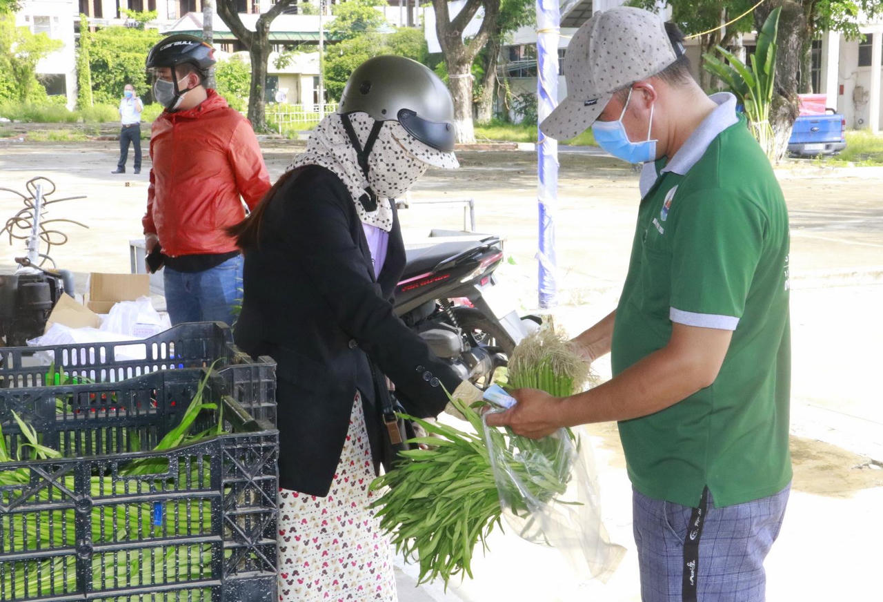 Người dân Cần Thơ yên tâm với điểm bán hàng thiết yếu giá bình ổn 