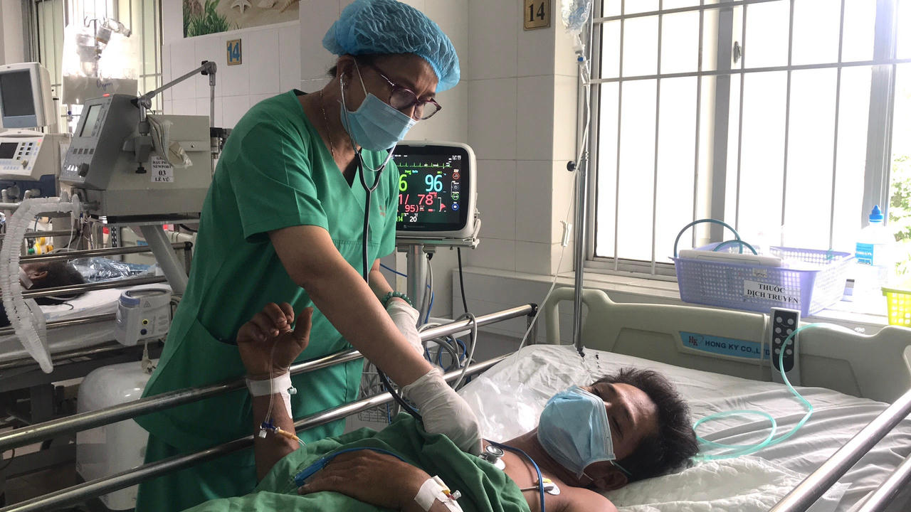 Người đàn ông ngã từ trên cao bị cọc dài 80cm xuyên từ dưới lên