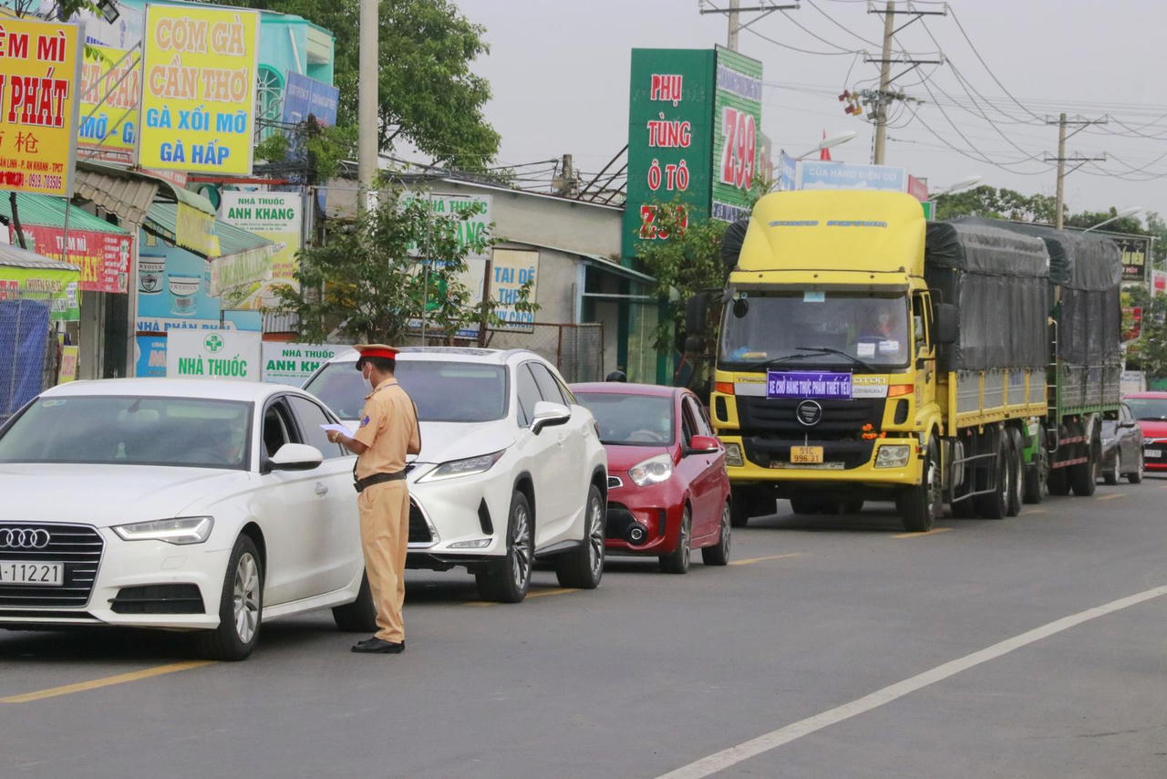 Người dân Cần Thơ được ra ngoài tập thể dục, cửa hàng ăn uống được phép bán mang đi 