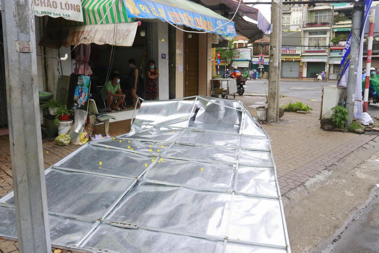 Cây đổ, bảng hiệu bị "quật ngã" trong trận mưa to gió giật