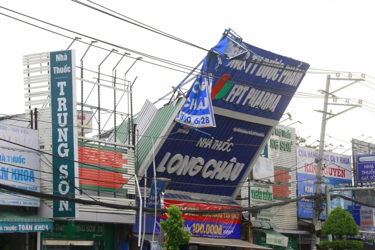 Cây đổ, bảng hiệu bị "quật ngã" trong trận mưa to gió giật