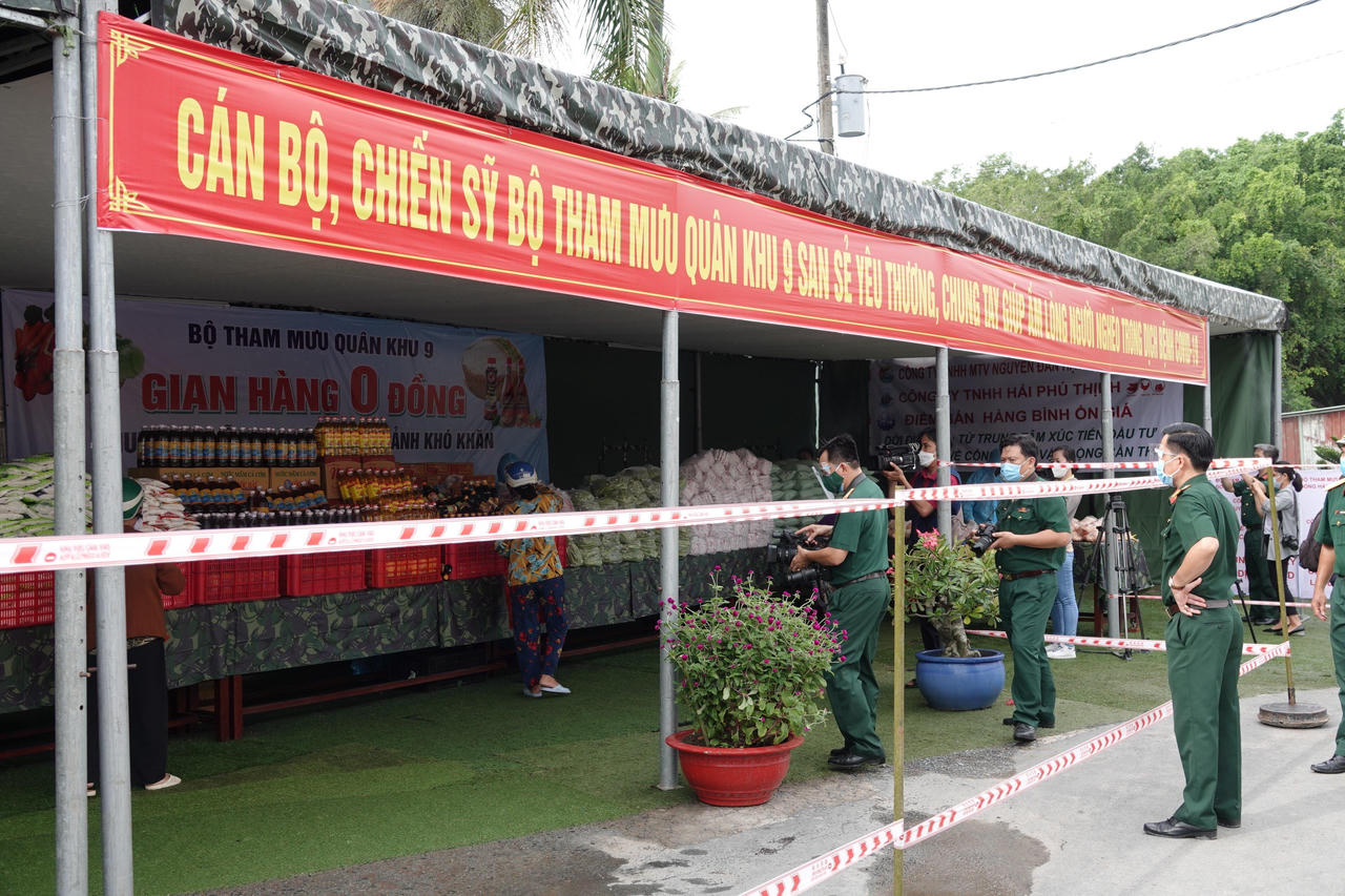 Bộ đội Quân khu 9 góp tiền mở phiên chợ 0 đồng hỗ trợ bà con nghèo 