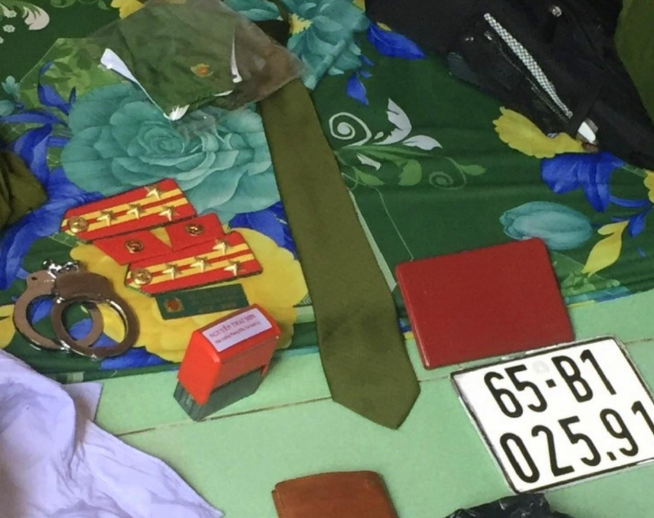 Bắt giữ nam thanh niên giả công an, chạy xe biển số xanh 999.99 