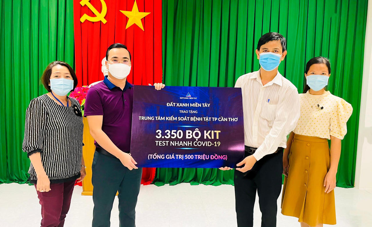 Đất Xanh Miền Tây trao tặng vật tư y tế chống dịch cho Cần Thơ