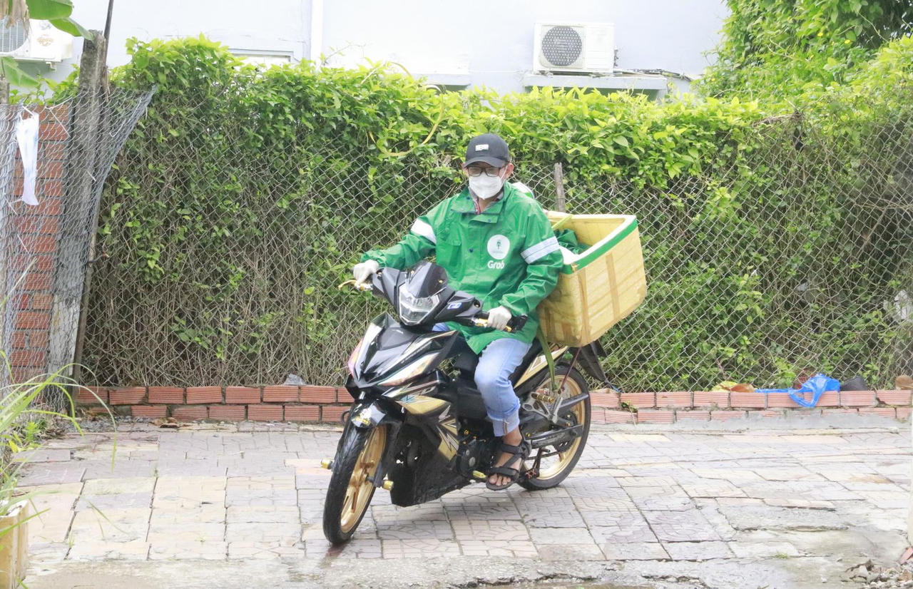 Chàng shipper 9x và những “đơn hàng” từ trái tim