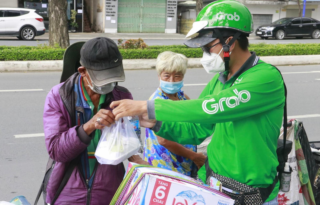 Chàng shipper 9x và những “đơn hàng” từ trái tim