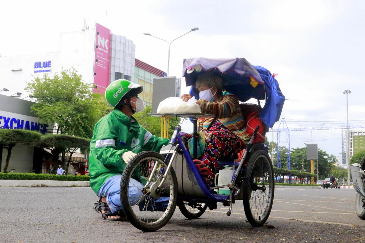 Chàng shipper 9x và những “đơn hàng” từ trái tim