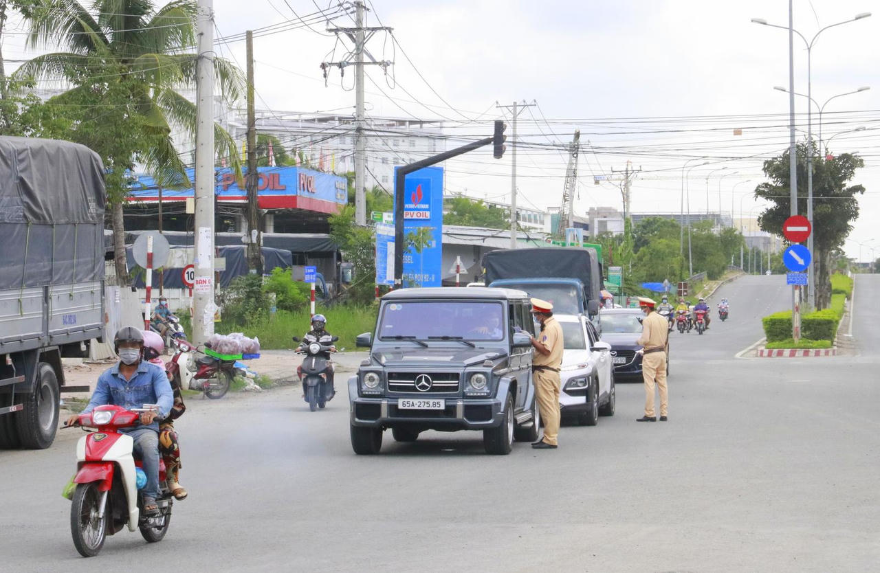 Đăng kiểm xe trong thời gian giãn cách ở ĐBSCL: Chưa có hướng dẫn cụ thể, người dân “tiến thoái lưỡng nan”