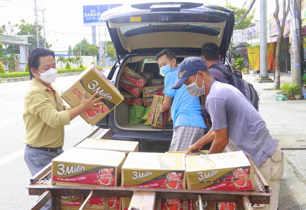 Chủ trọ tốt bụng miễn tiền 3 tháng, tặng nhu yếu phẩm cho công nhân nghèo