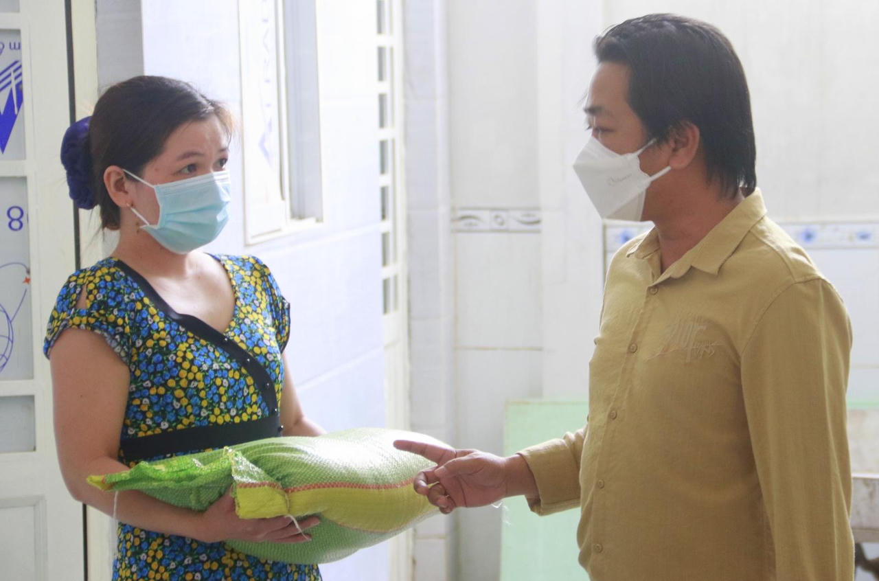 Chủ trọ tốt bụng miễn tiền 3 tháng, tặng nhu yếu phẩm cho công nhân nghèo