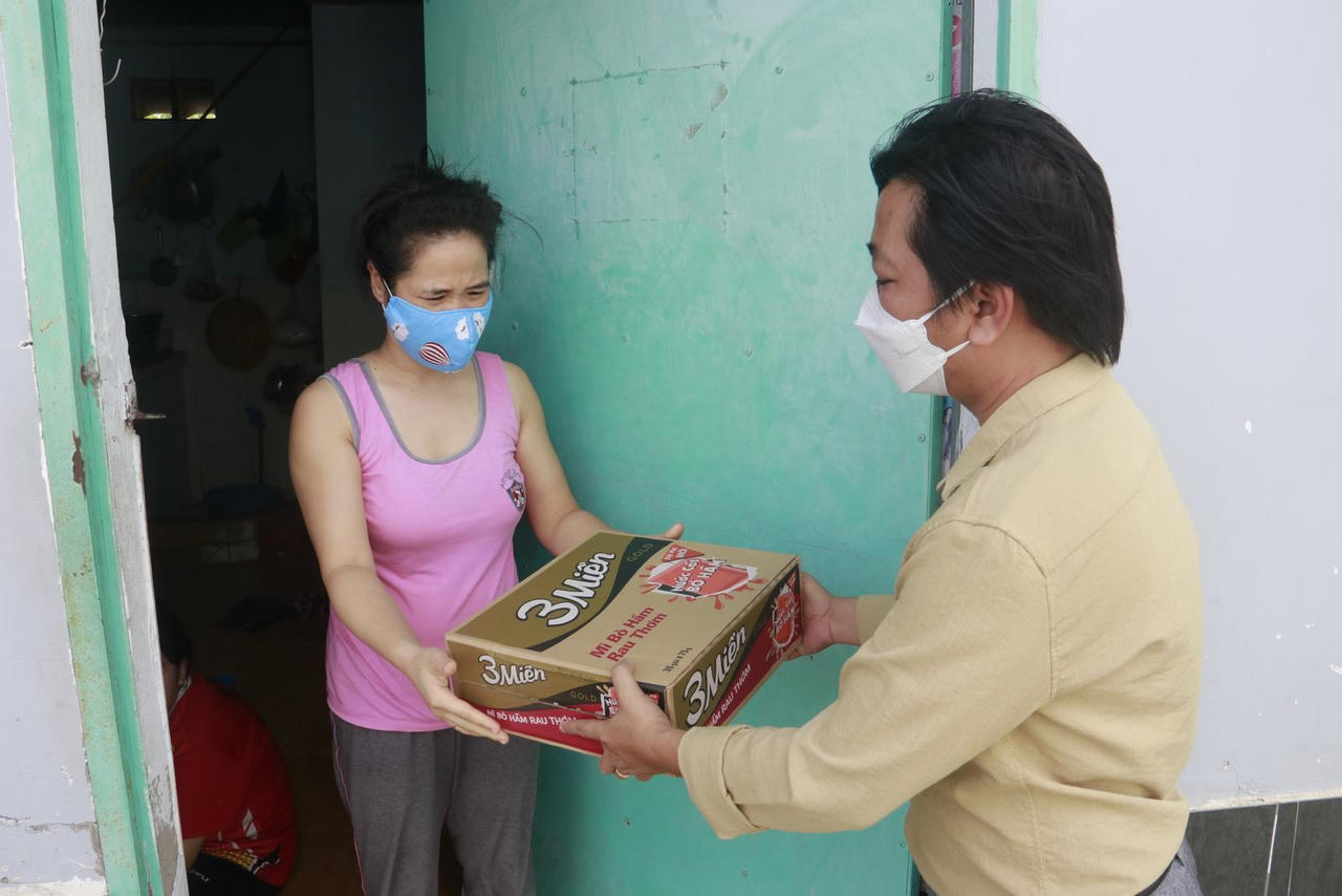 Chủ trọ tốt bụng miễn tiền 3 tháng, tặng nhu yếu phẩm cho công nhân nghèo