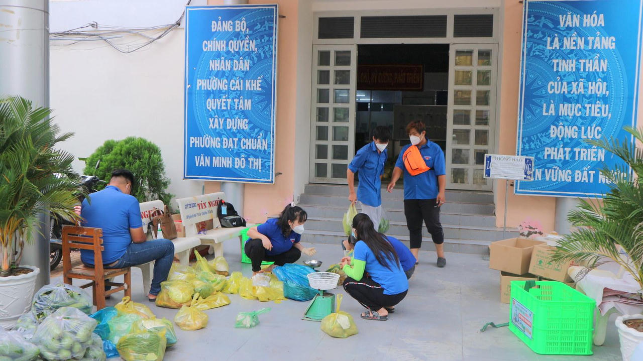 Đội quân “shipper áo xanh” không ngại nắng mưa hỗ trợ người dân trong mùa dịch