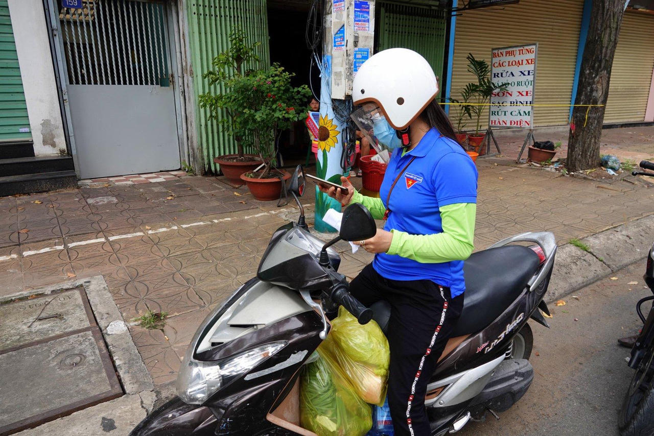 Đội quân “shipper áo xanh” không ngại nắng mưa hỗ trợ người dân trong mùa dịch