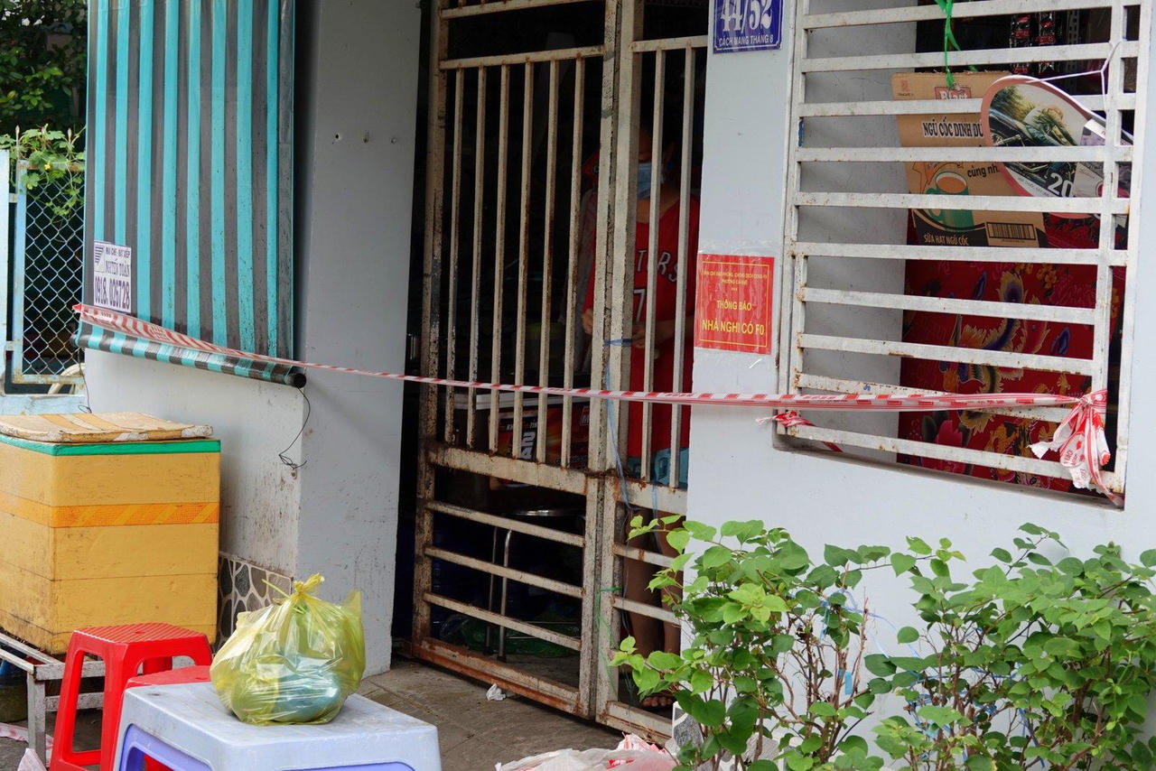 Đội quân “shipper áo xanh” không ngại nắng mưa hỗ trợ người dân trong mùa dịch