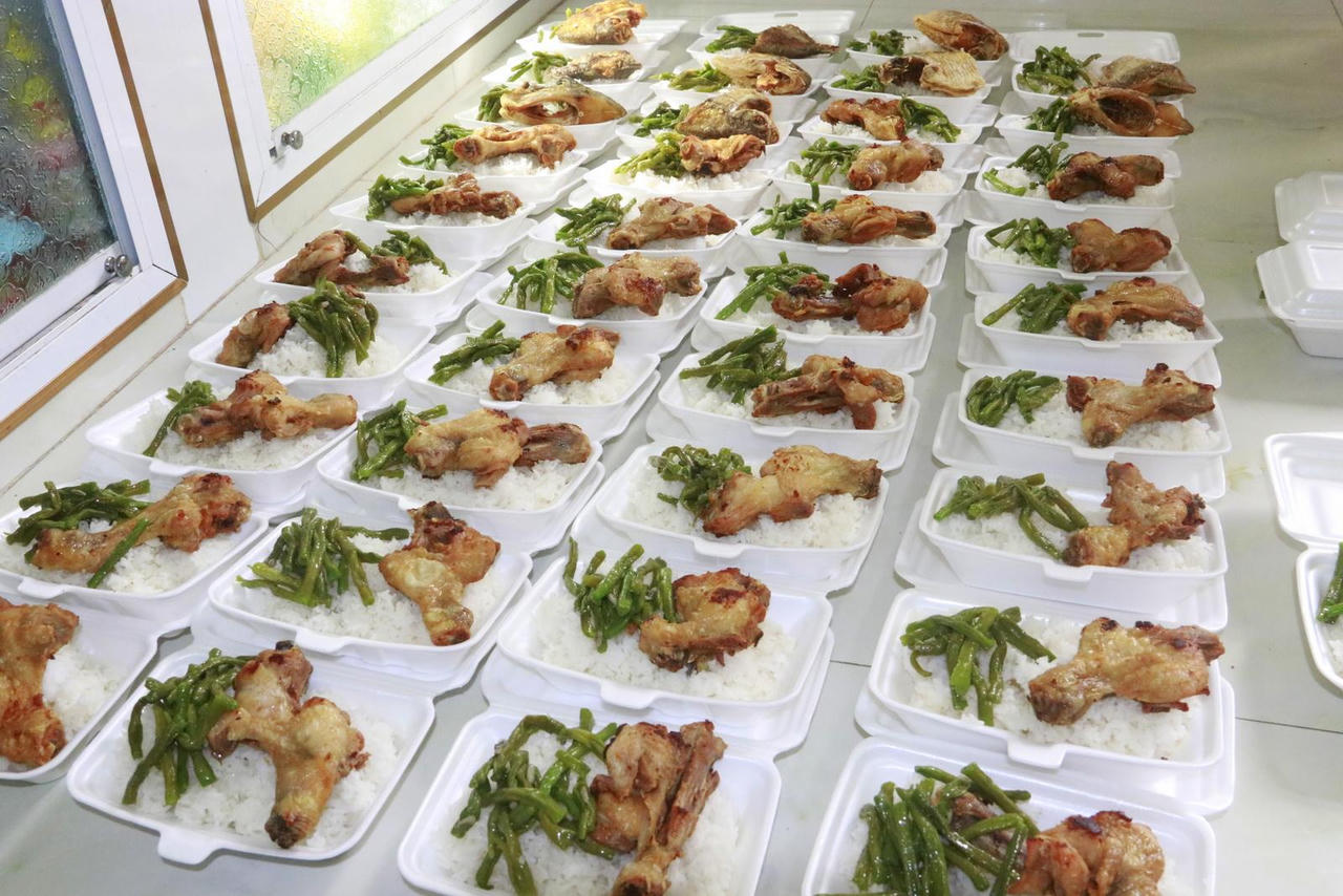 Bếp ăn thiện nguyện 'đỏ lửa' ấm bao lòng người giữa đại dịch 