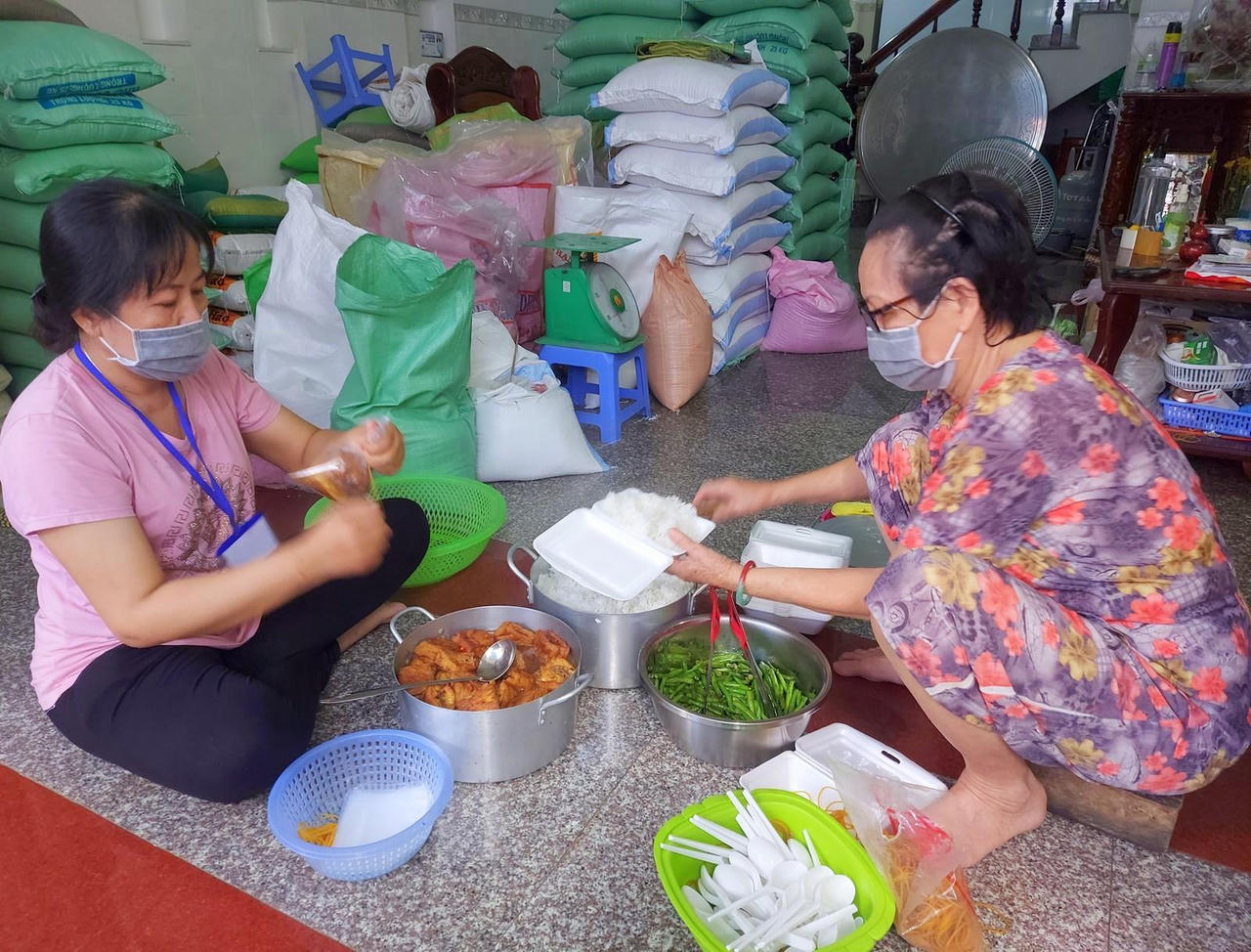 Bếp ăn thiện nguyện 'đỏ lửa' ấm bao lòng người giữa đại dịch 