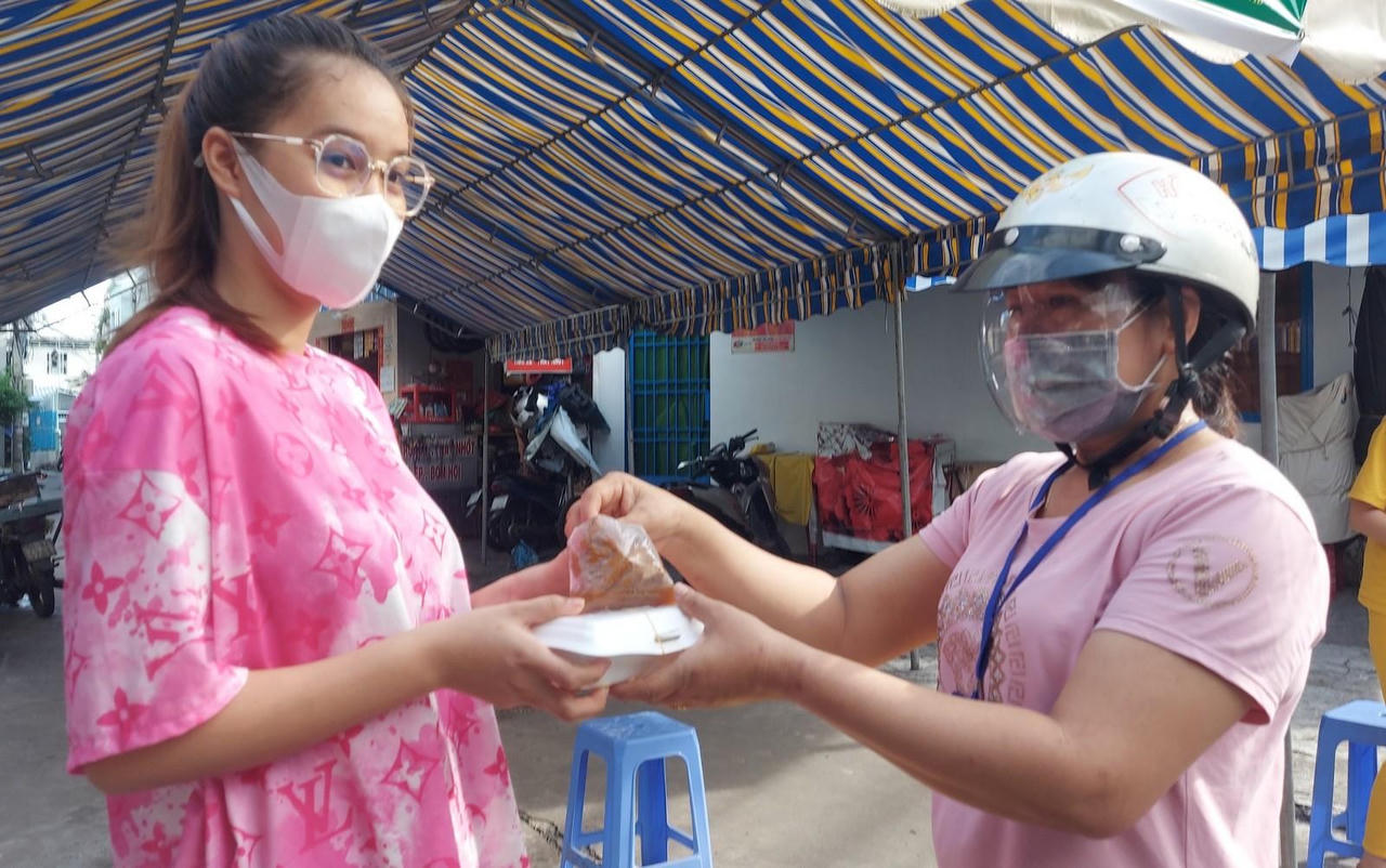 Bếp ăn thiện nguyện 'đỏ lửa' ấm bao lòng người giữa đại dịch 