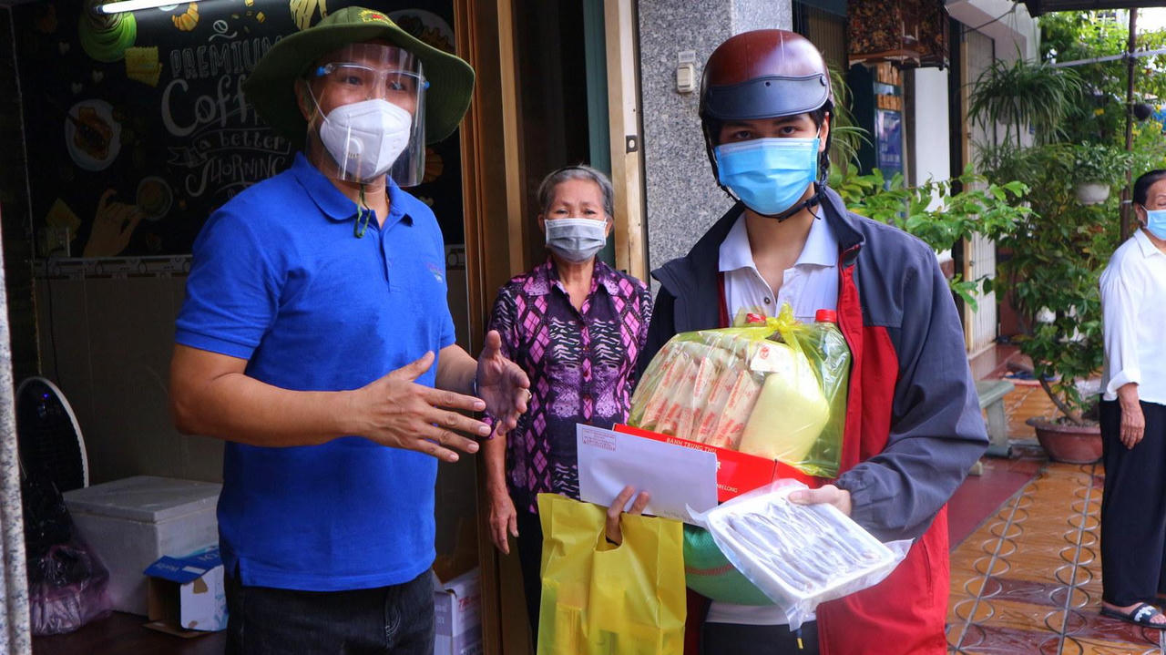 Công ty Người mẫu Tây Đô tặng quà Trung Thu cho trẻ em nghèo và người dân khó khăn