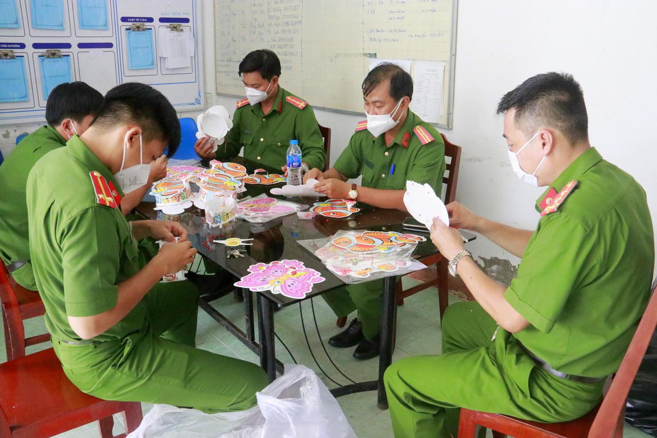 Tỉ mẩn làm quà Trung thu cho trẻ em nghèo sau giờ trực chốt