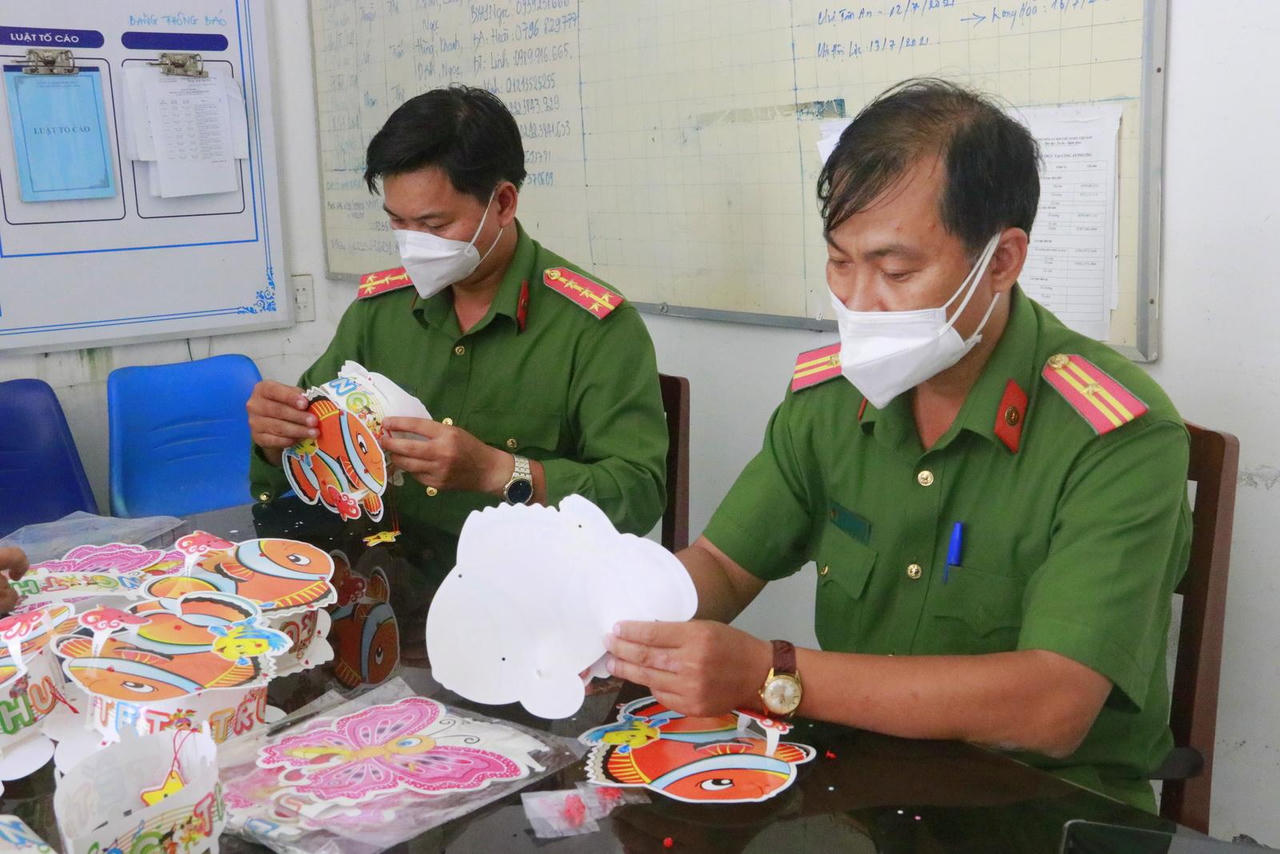 Tỉ mẩn làm quà Trung thu cho trẻ em nghèo sau giờ trực chốt