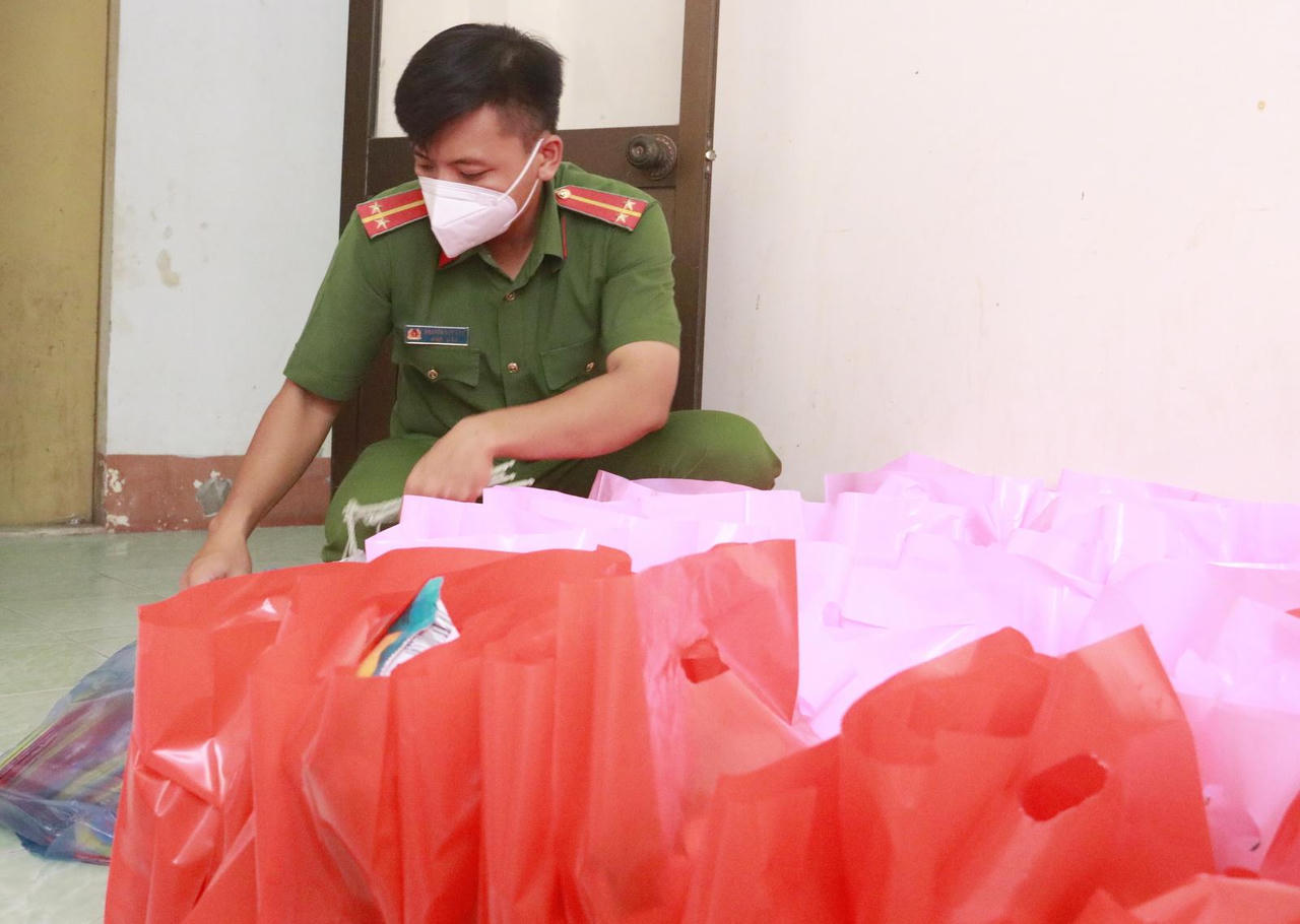 Tỉ mẩn làm quà Trung thu cho trẻ em nghèo sau giờ trực chốt