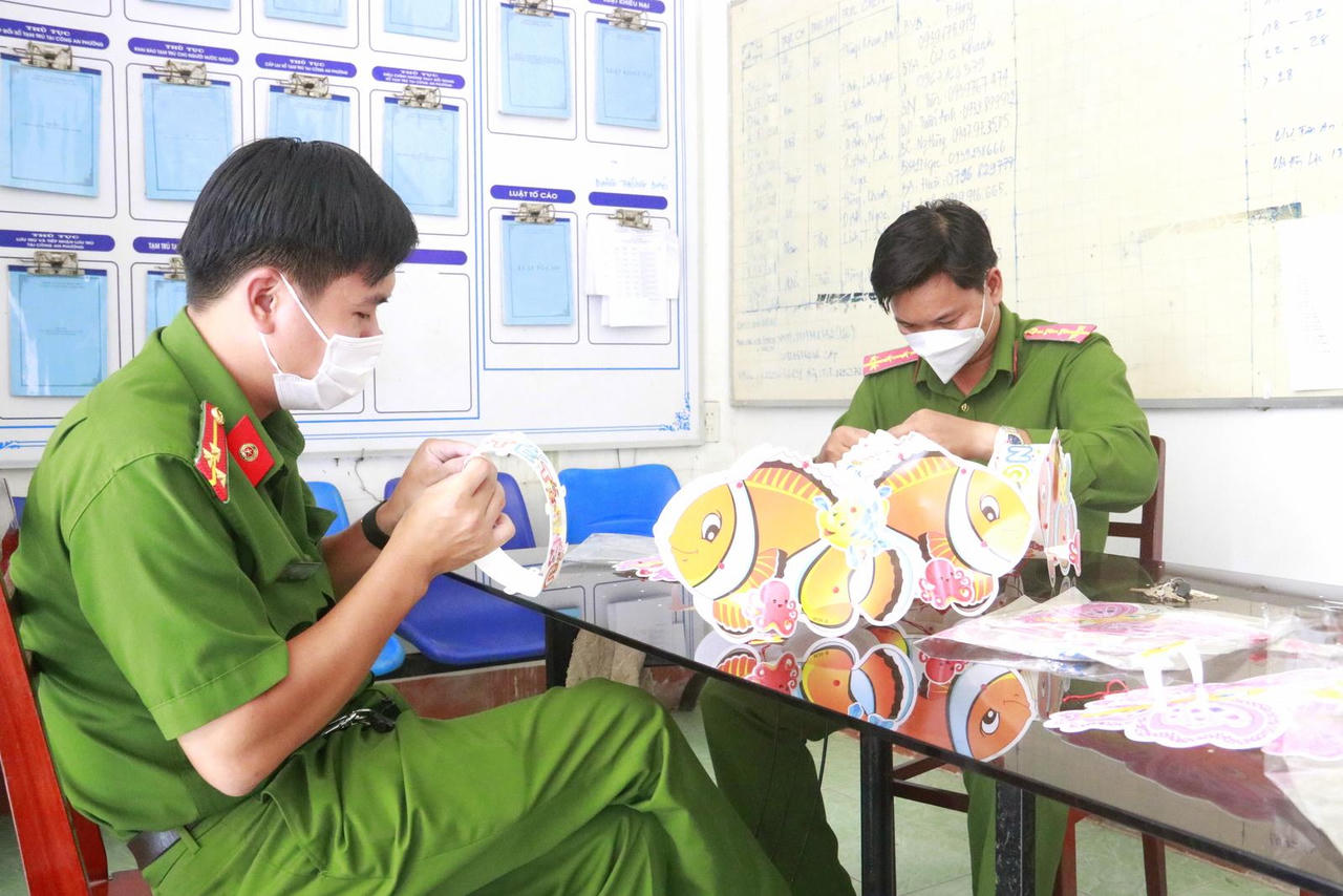 Tỉ mẩn làm quà Trung thu cho trẻ em nghèo sau giờ trực chốt