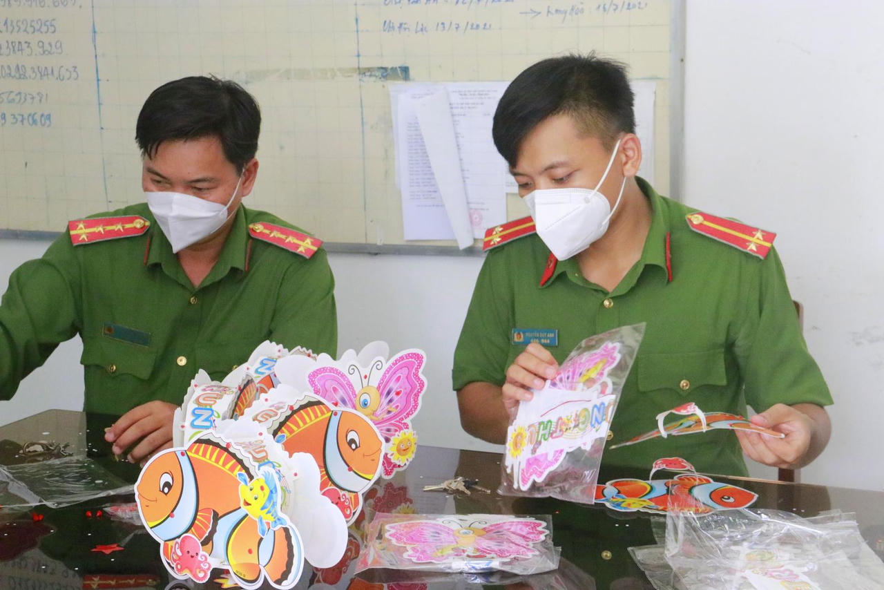 Tỉ mẩn làm quà Trung thu cho trẻ em nghèo sau giờ trực chốt