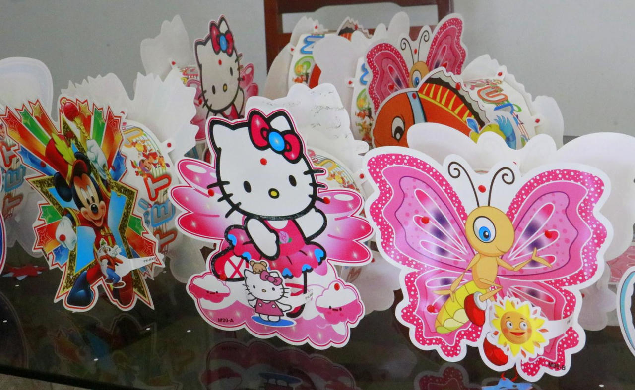 Tỉ mẩn làm quà Trung thu cho trẻ em nghèo sau giờ trực chốt