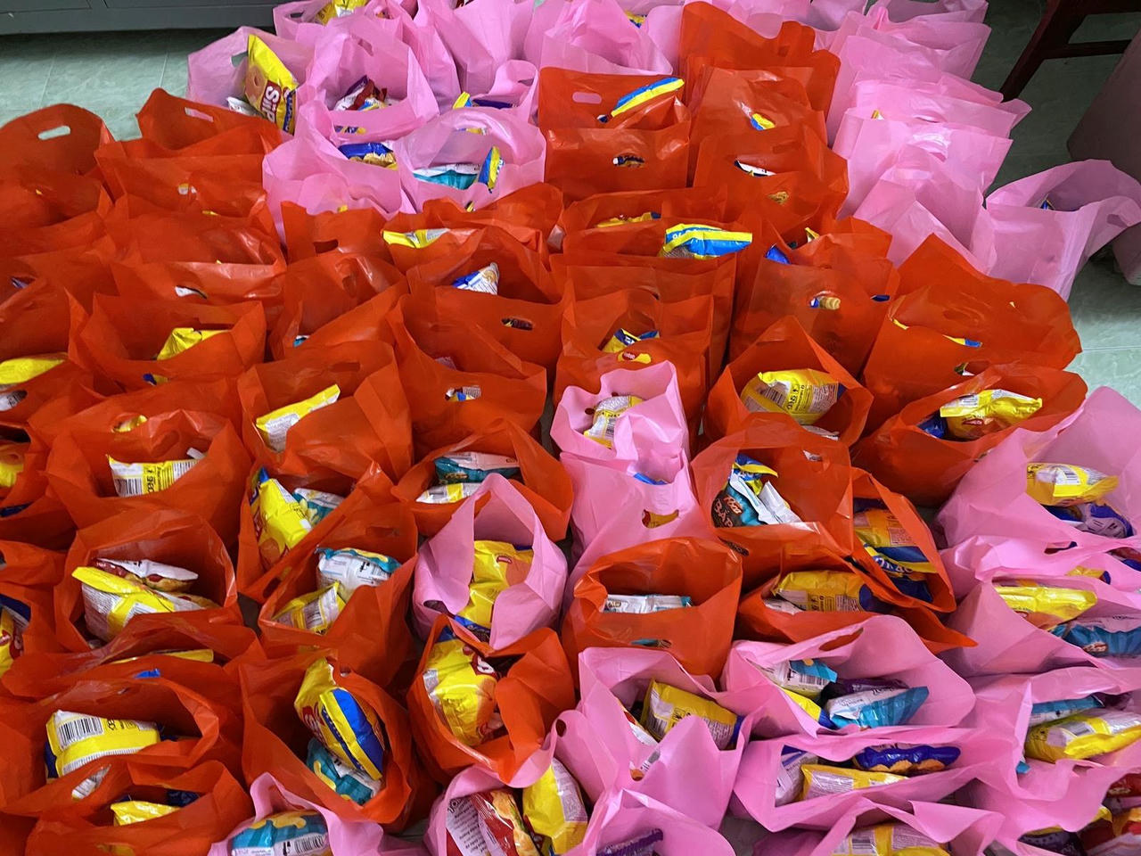 Tỉ mẩn làm quà Trung thu cho trẻ em nghèo sau giờ trực chốt