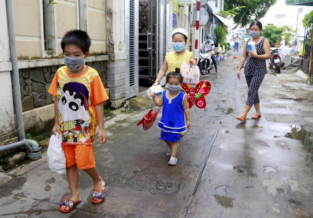 “Ông Bụt” đạp xe mang Trung thu đến cho trẻ em nghèo, khuyết tật