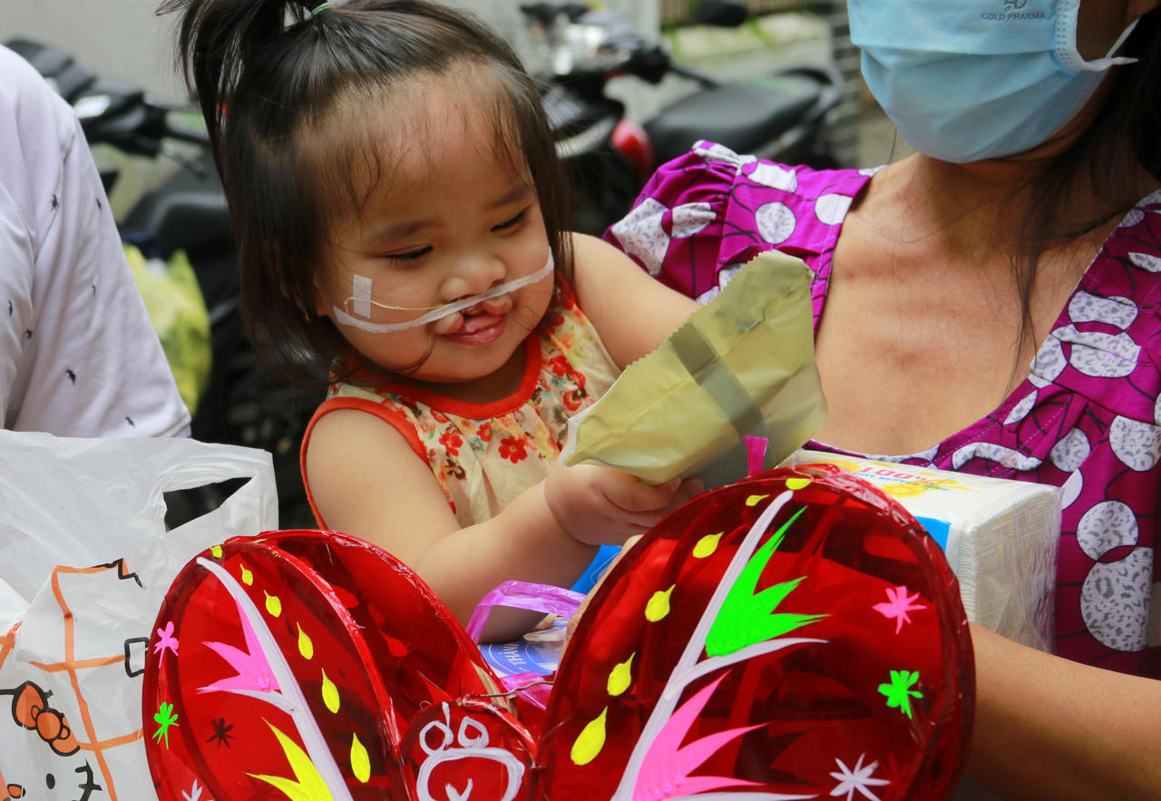 “Ông Bụt” đạp xe mang Trung thu đến cho trẻ em nghèo, khuyết tật