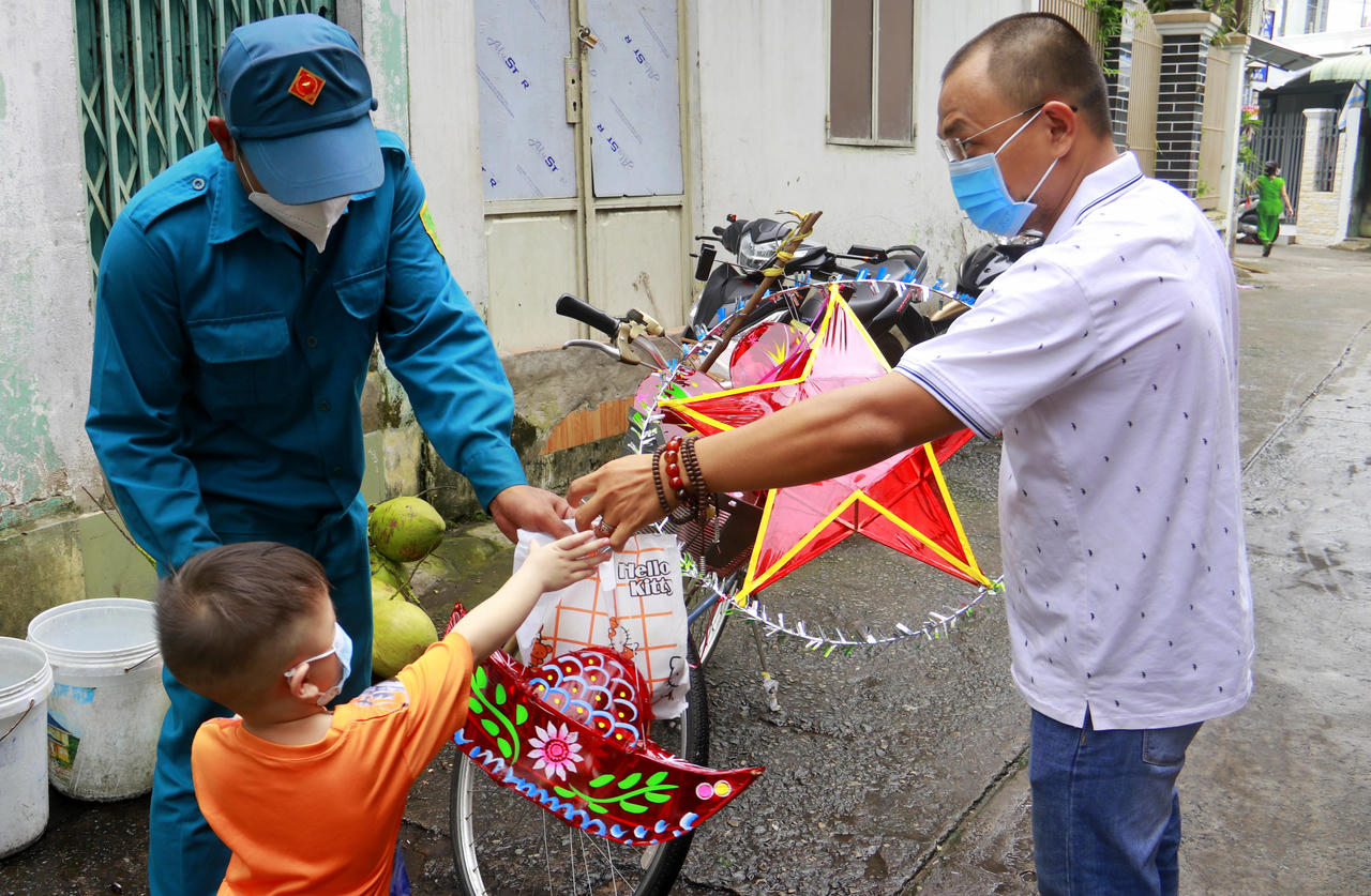 “Ông Bụt” đạp xe mang Trung thu đến cho trẻ em nghèo, khuyết tật