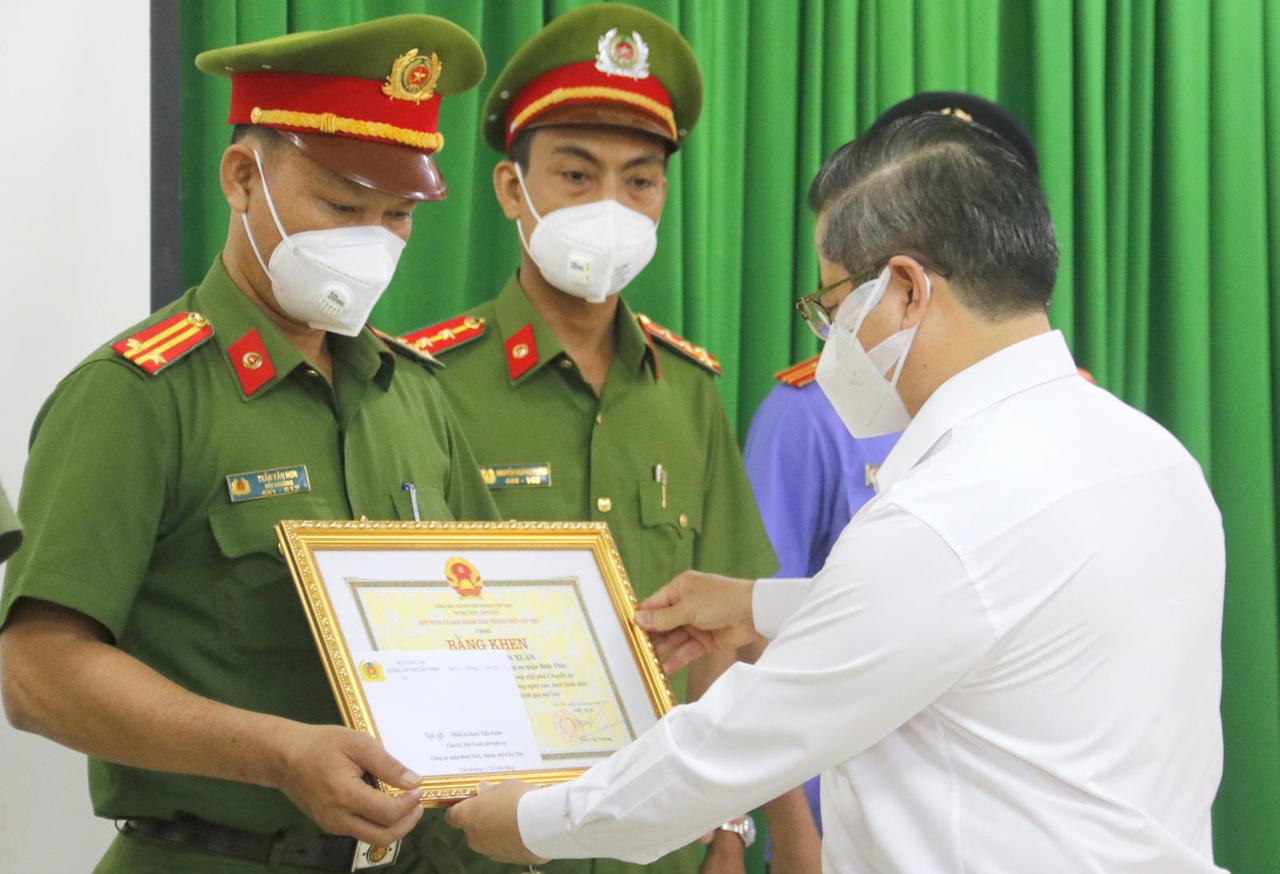 Khen thưởng đơn vị triệt phá đường dây đánh bạc liên tỉnh hàng trăm tỷ đồng tại Cần Thơ