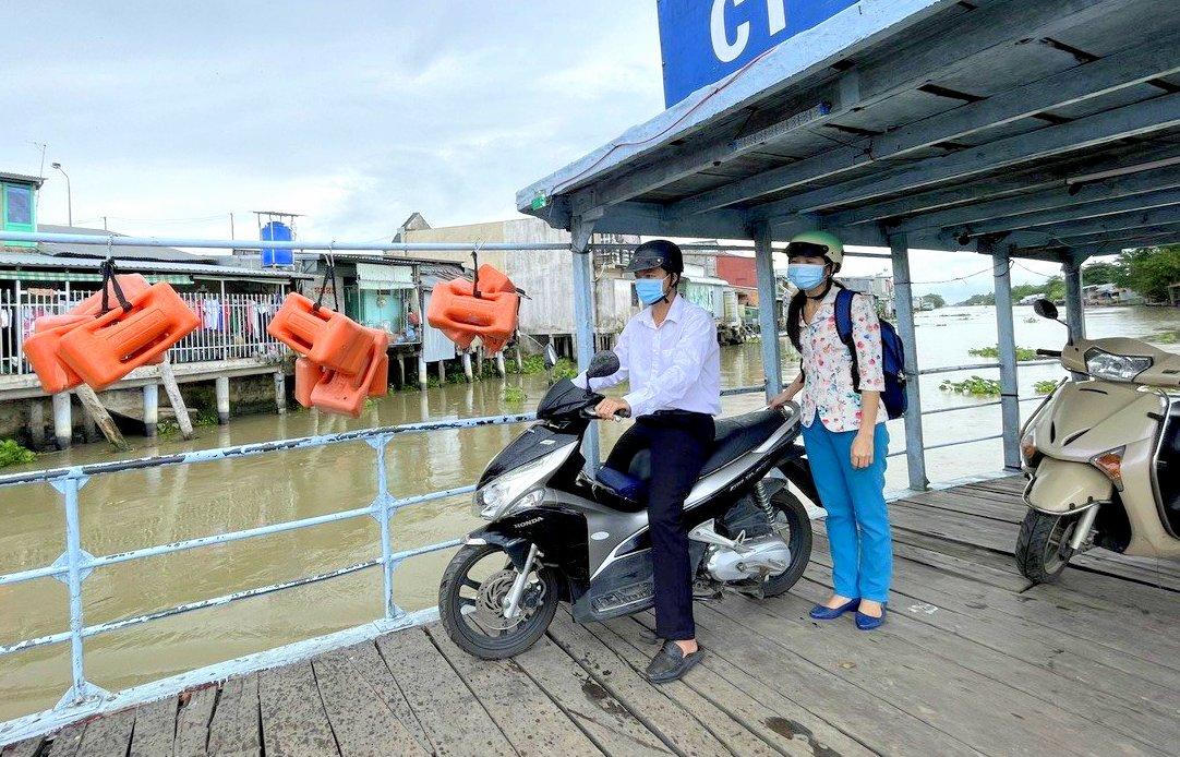 Giáo viên ở Cần Thơ lặn lội đến tận nhà hỗ trợ học sinh học trong mùa dịch 