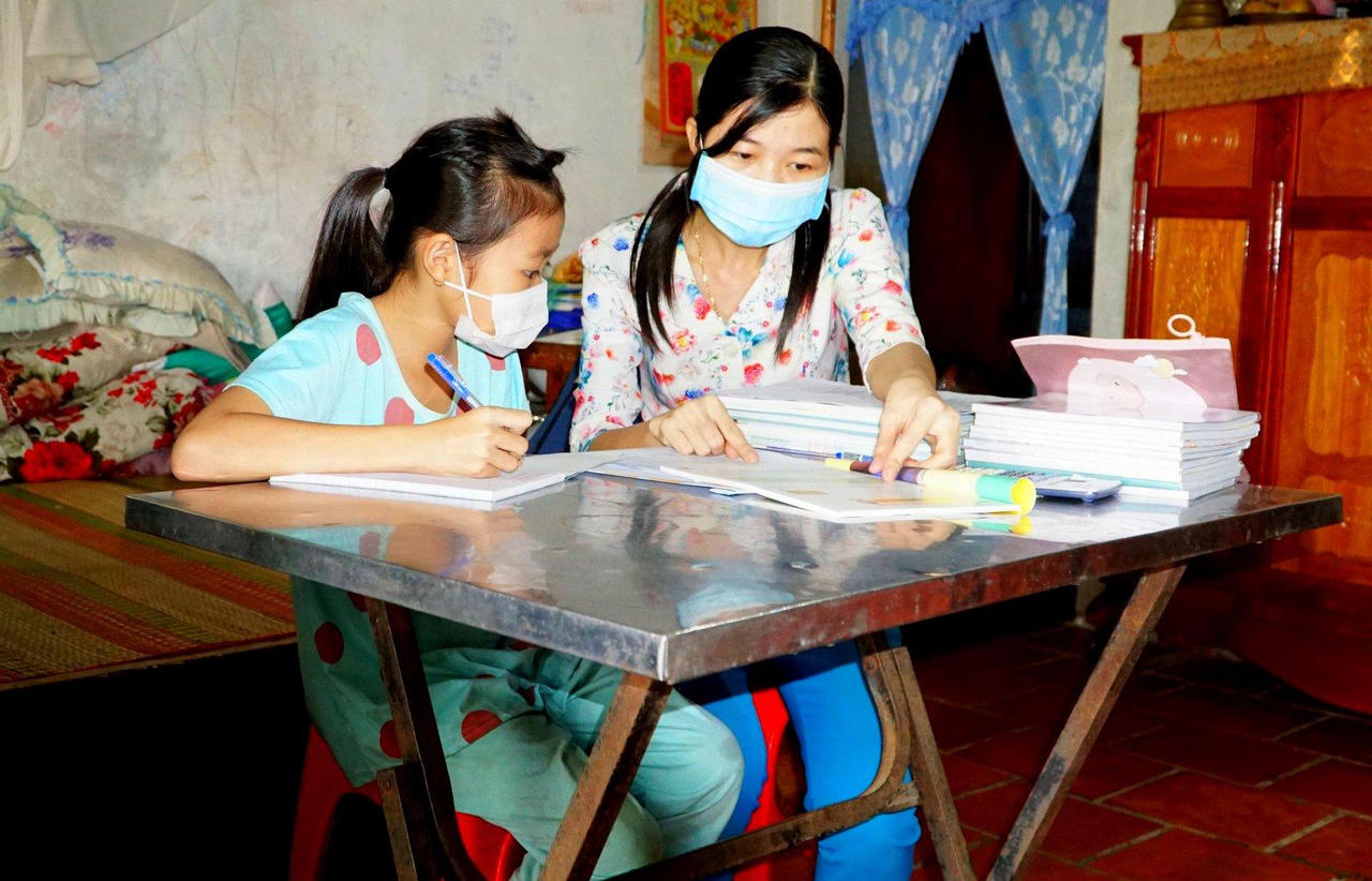 Giáo viên ở Cần Thơ lặn lội đến tận nhà hỗ trợ học sinh học trong mùa dịch 