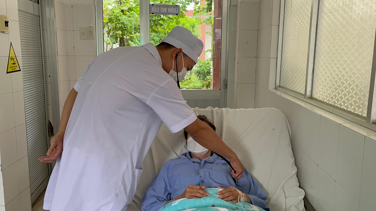 Cứu bệnh nhân sốt xuất huyết biến chứng hiếm gặp 2 lần nguy kịch