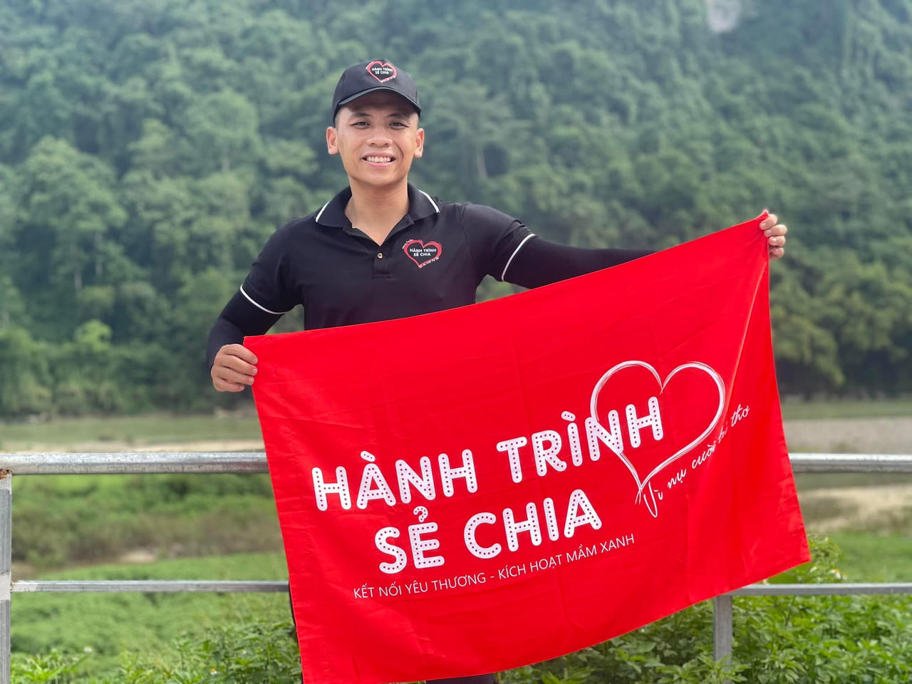 Chàng chiến sĩ công an đất Tây Đô 'nặng lòng' với trẻ em nghèo miền núi 