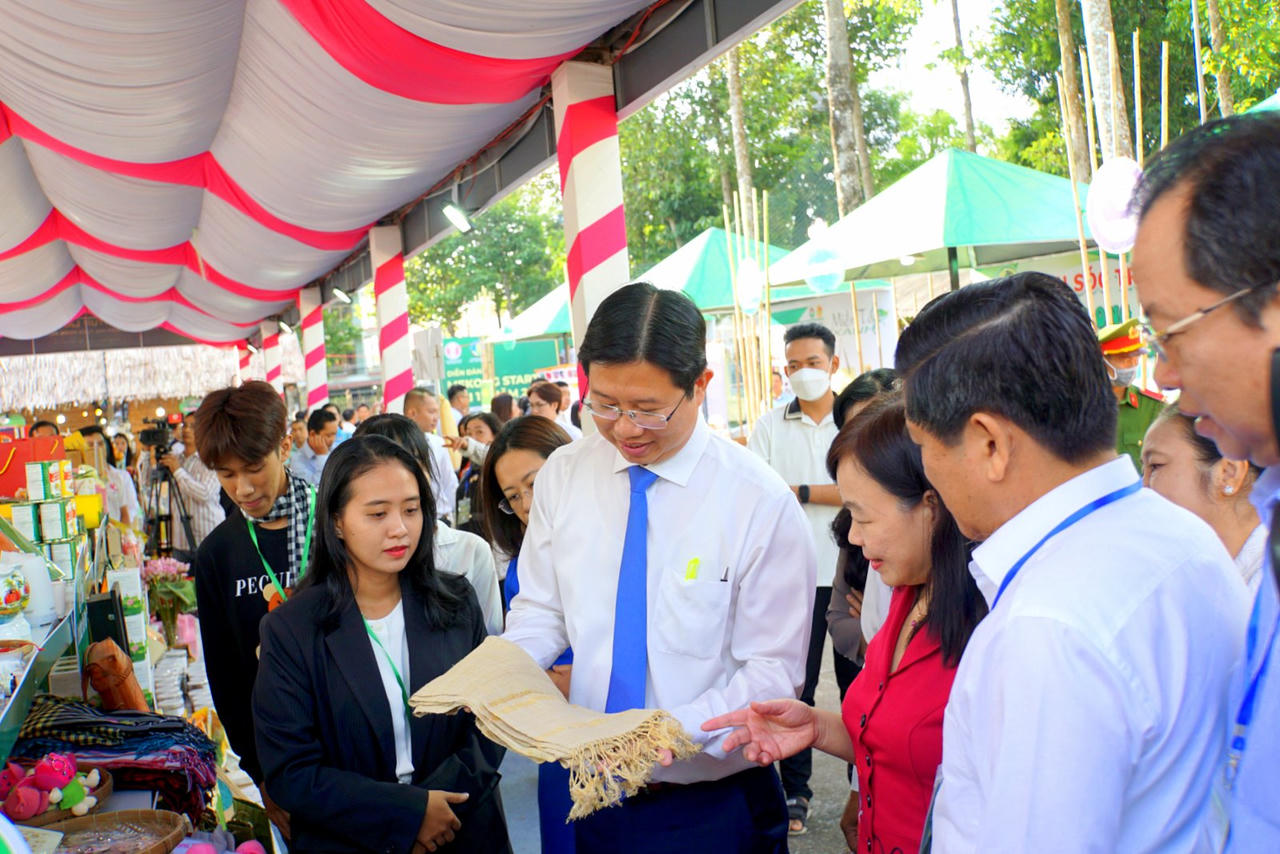 Triển lãm các sản phẩm nông nghiệp ứng dụng công nghệ vùng ĐBSCL
