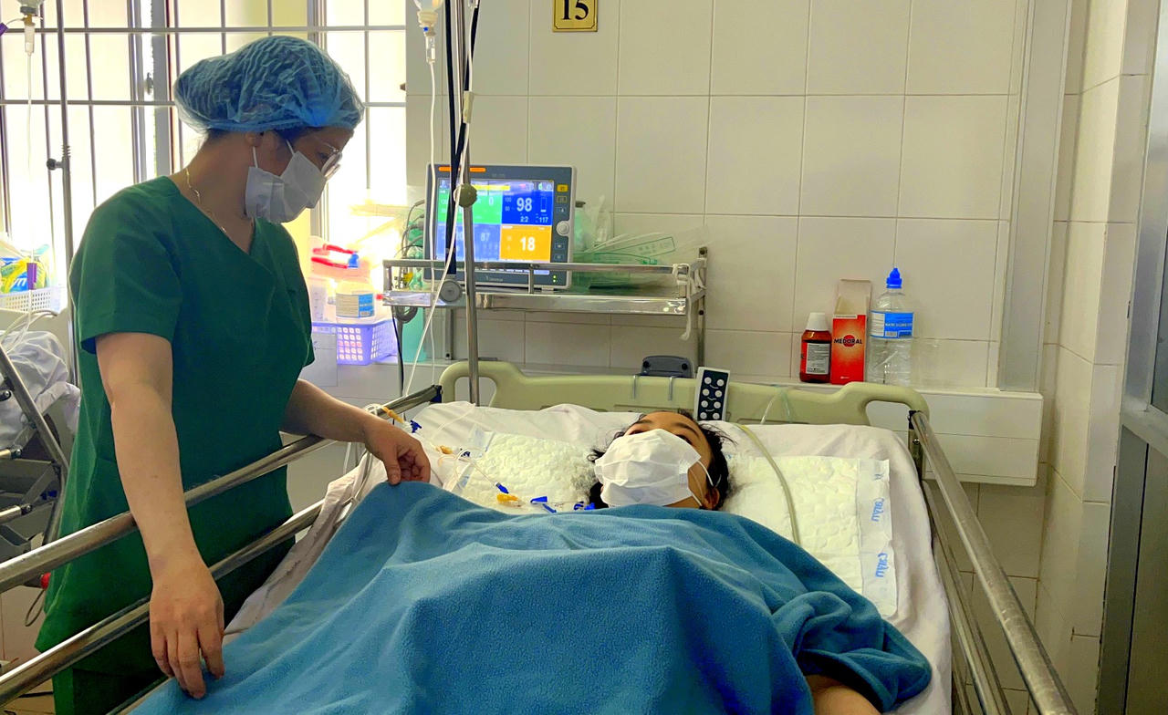 Huy động nhiều ê-kip bác sĩ cứu cô gái bị tai nạn đa chấn thương nguy kịch 