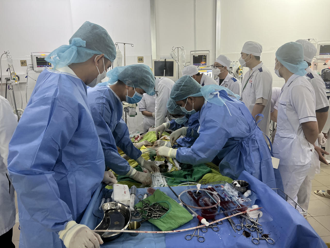 Cứu sống bệnh nhân sốt xuất huyết nặng, biến chứng ngưng tim 