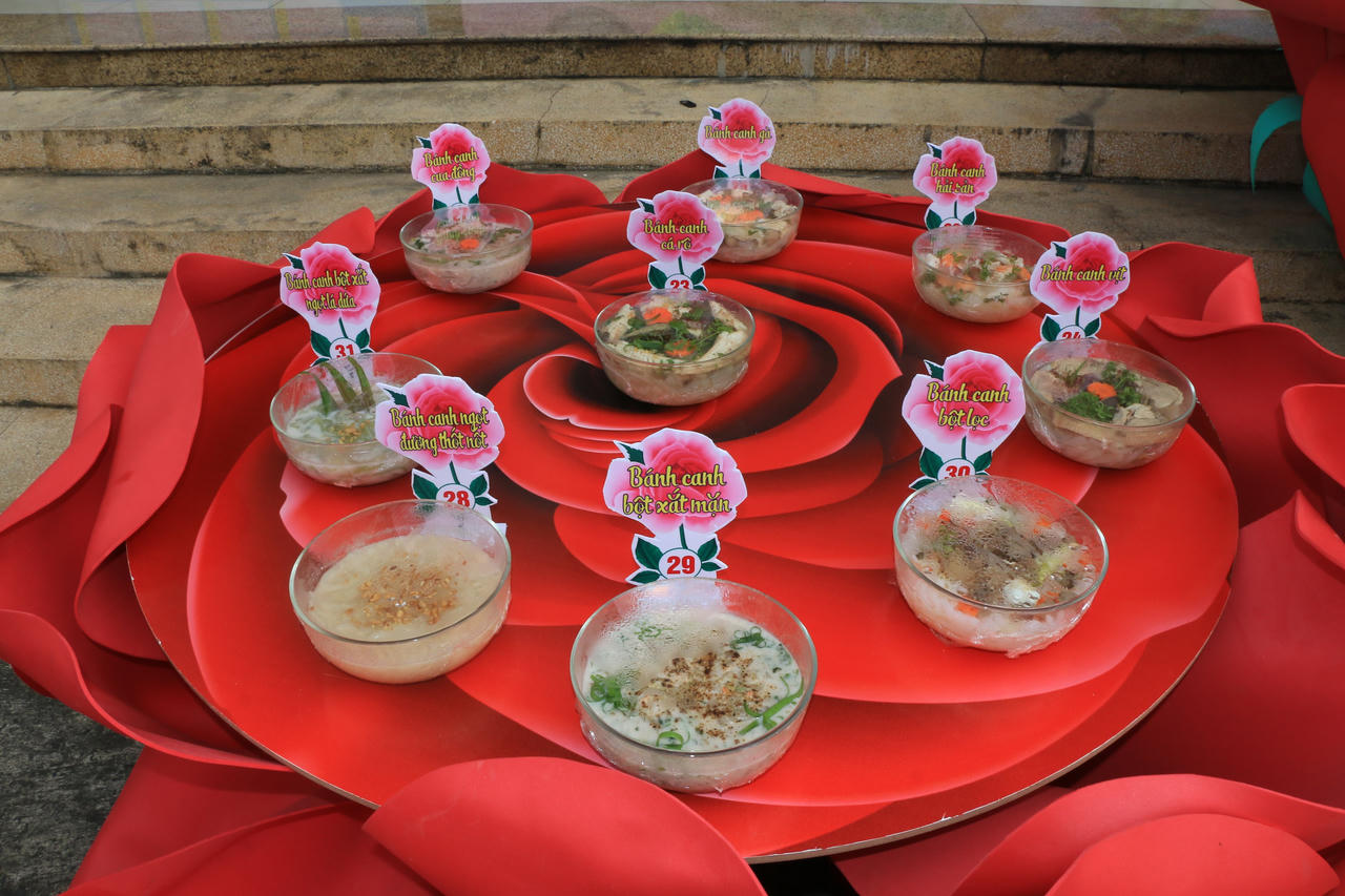 Hấp dẫn 102 món ăn và bánh dân gian từ bột Sa Đéc 