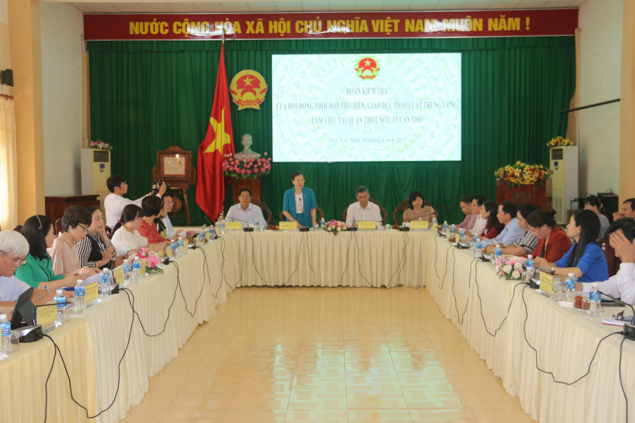 Đoàn Kiểm tra của Hội đồng PBGDPL trung ương làm việc tại quận Thốt Nốt (Cần Thơ) 