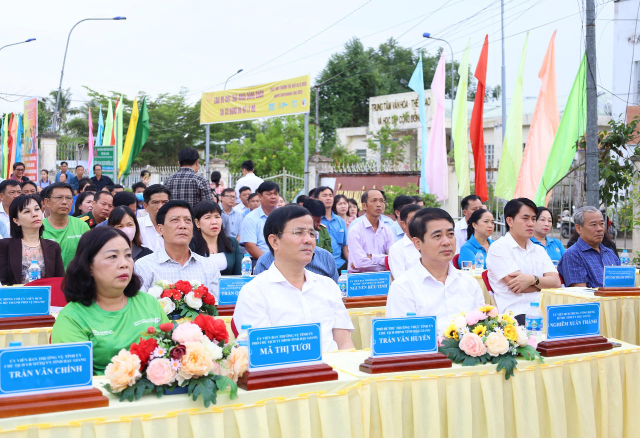 Hậu Giang phát động trồng cây 'chống biến đổi khí hậu' tại Mekong Delta Marathon 